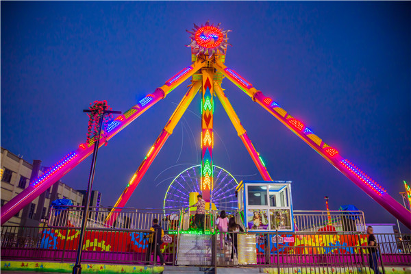 Scary Amusement Pendulum Rides Could Bring People to High Altitude in Theme Parks!